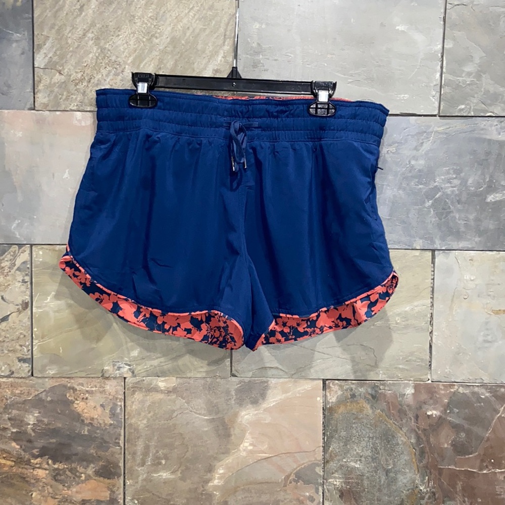 1221 Lululemon women’s choose a side reversible shorts size 12